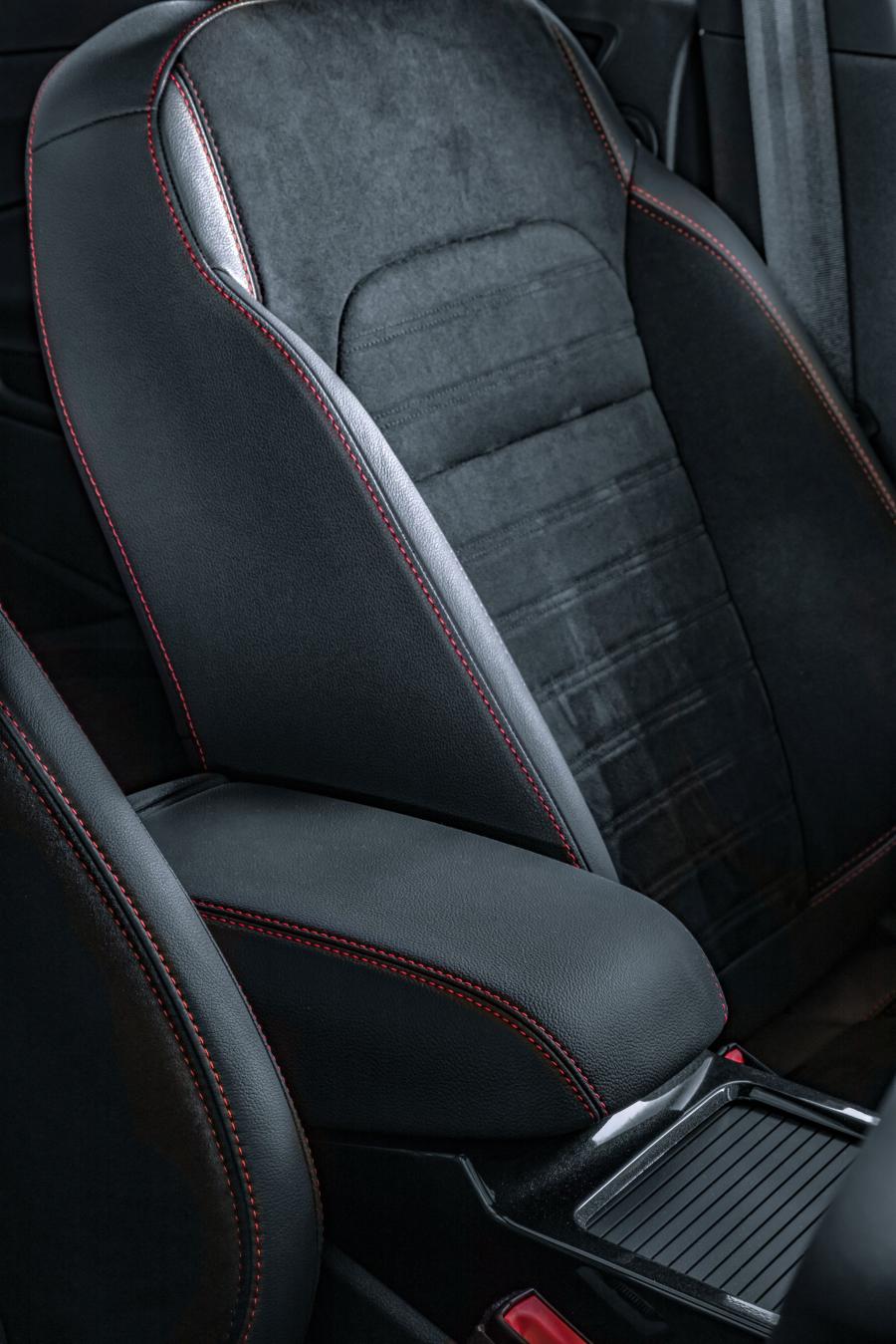 Детали интерьера Ford Kuga ST-Line 2018 года  (ZA) (фото 4 из 35)